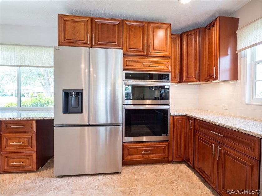 This lovely waterfront, remodeled, fully furnished, end unit - photo 6