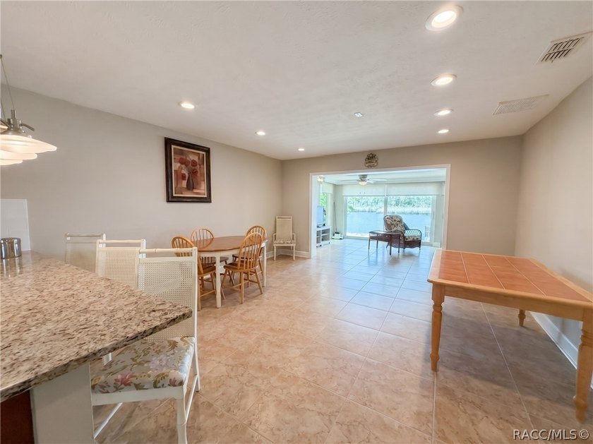 This lovely waterfront, remodeled, fully furnished, end unit - photo 10