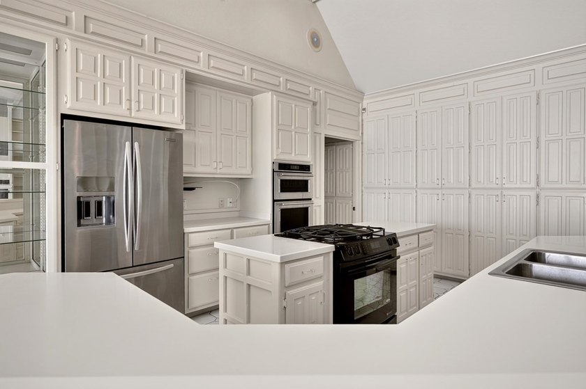 Perfectly positioned on the shores of Aransas Bay, this - photo 17