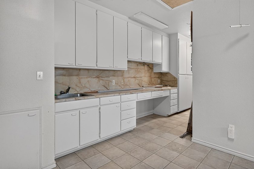 Perfectly positioned on the shores of Aransas Bay, this - photo 32