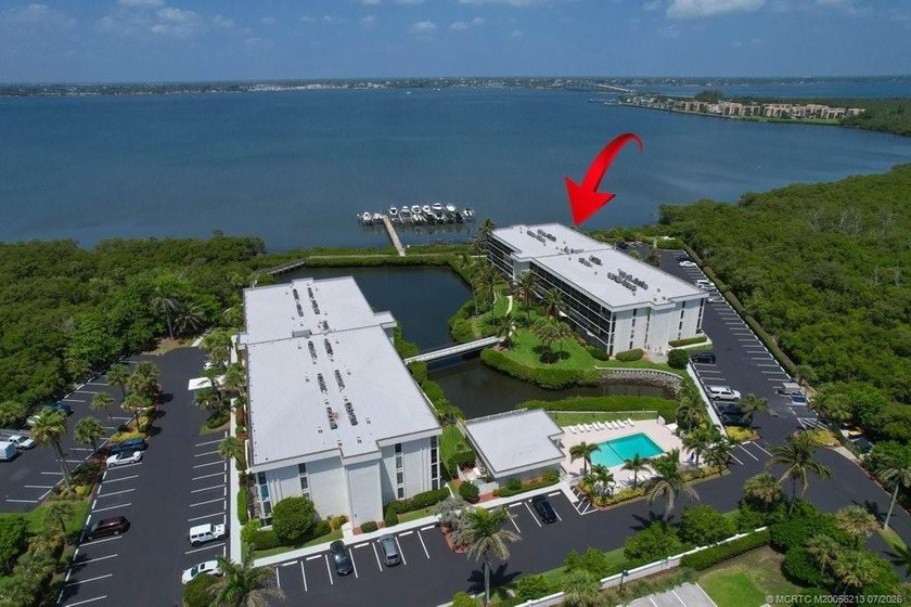 Welcome to your dream waterfront retreat! This beautifully - photo 2