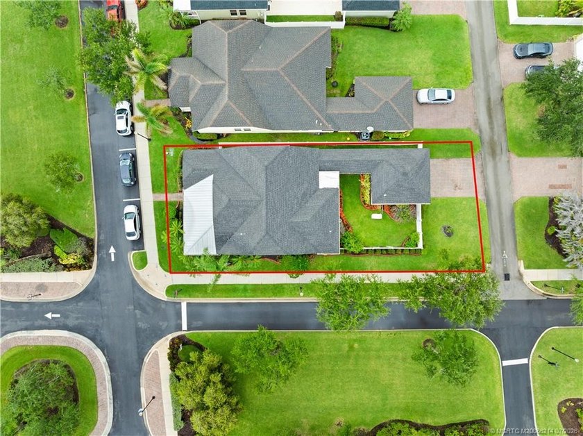 Perfectly positioned on a fenced corner lot in desirable Bedford - photo 2