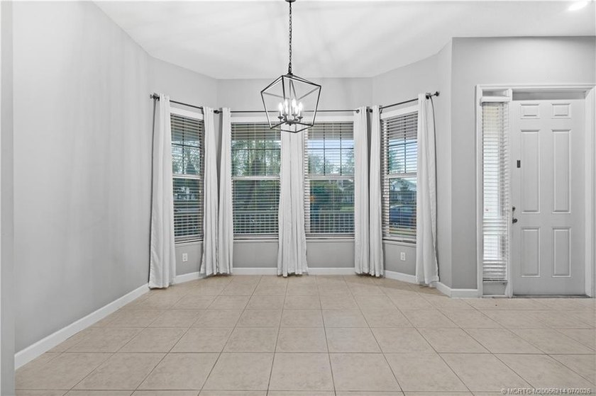 Perfectly positioned on a fenced corner lot in desirable Bedford - photo 4
