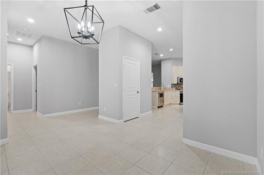 Perfectly positioned on a fenced corner lot in desirable Bedford - photo 6