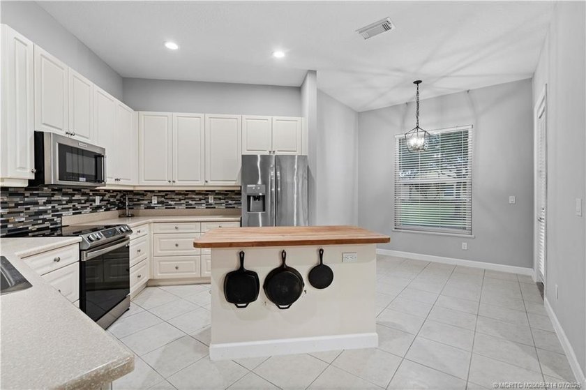 Perfectly positioned on a fenced corner lot in desirable Bedford - photo 8