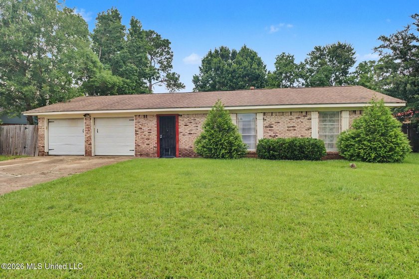 CHARMING HOME IN BILOXI! Only minutes from the beach, this home - photo 2