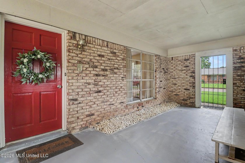 CHARMING HOME IN BILOXI! Only minutes from the beach, this home - photo 3