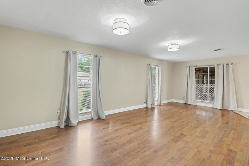 CHARMING HOME IN BILOXI! Only minutes from the beach, this home - photo 5