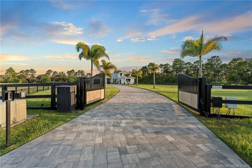Experience the rare opportunity to enjoy luxury farmhouse living - photo 6