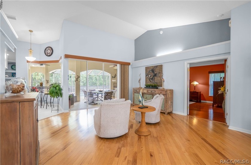 Welcome to this exceptional 2006 3-bedroom, 3-bathroom residence - photo 5