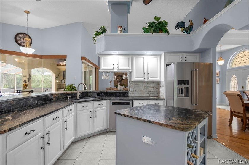 Welcome to this exceptional 2006 3-bedroom, 3-bathroom residence - photo 9