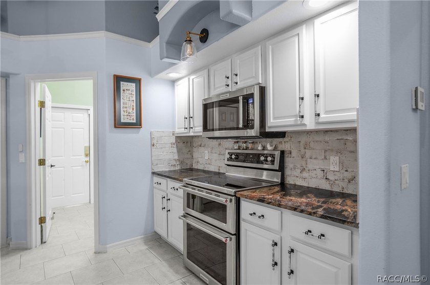 Welcome to this exceptional 2006 3-bedroom, 3-bathroom residence - photo 10