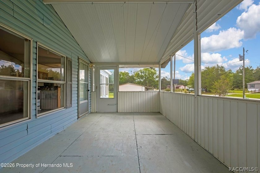This nice spacious mobile home offers a well designed floor plan - photo 5