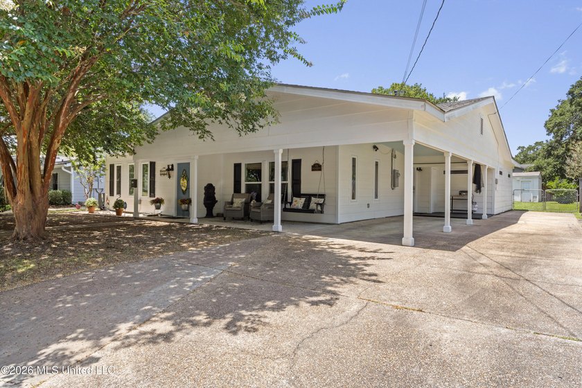 Location, location, location! This beautifully updated 3-bedroom - photo 3