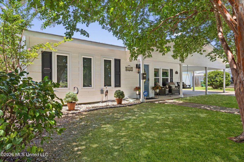 Location, location, location! This beautifully updated 3-bedroom - photo 4