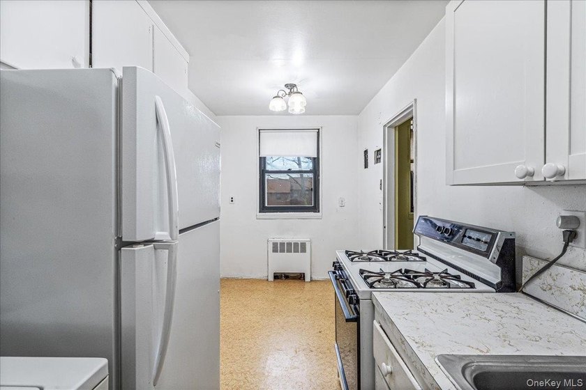 Welcome to this charming 2-bedroom, 1-bath garden apartment in - photo 11