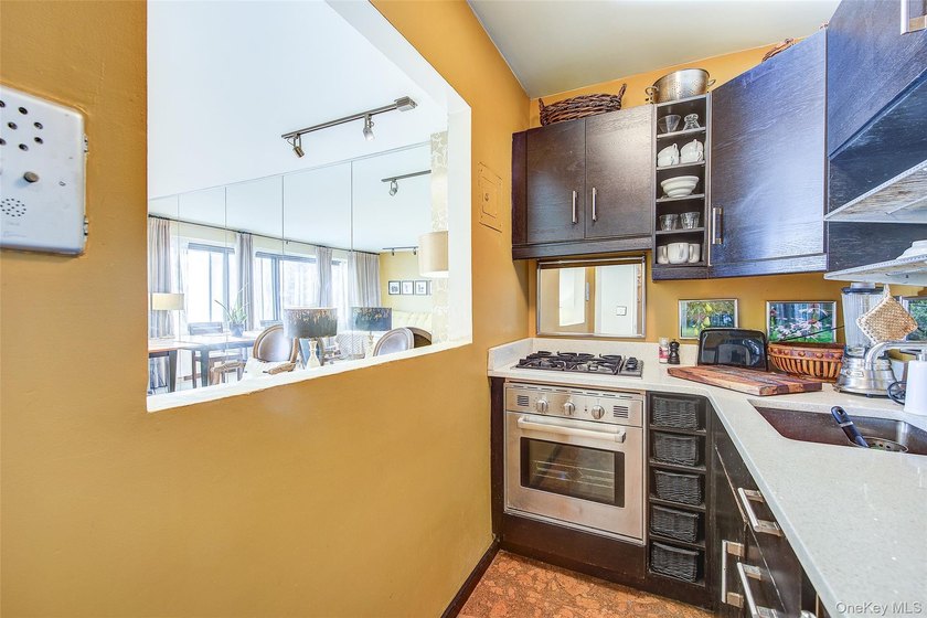 Price Improvement Sun-Drenched. Stunning. Sprawling. Welcome to - photo 9