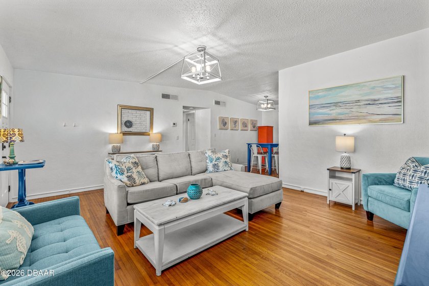 This beautiful, 2 bedroom (with a bonus room), 1.5 bath - photo 12