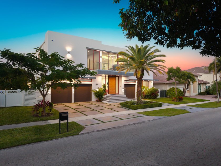 Experience unparalleled modern waterfront luxury in prestigious - photo 3