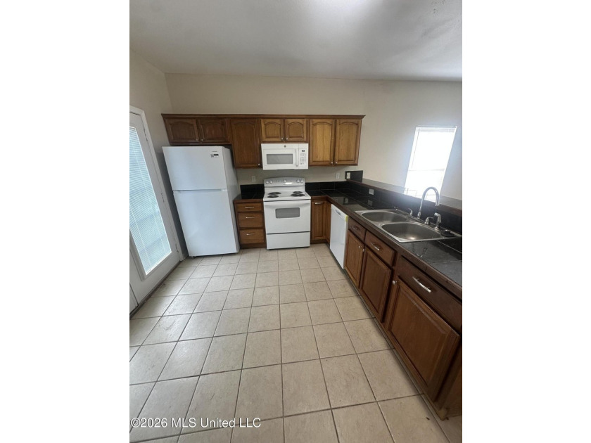 Welcome home to this beautiful 3-bedroom, 2-bath residence - photo 4