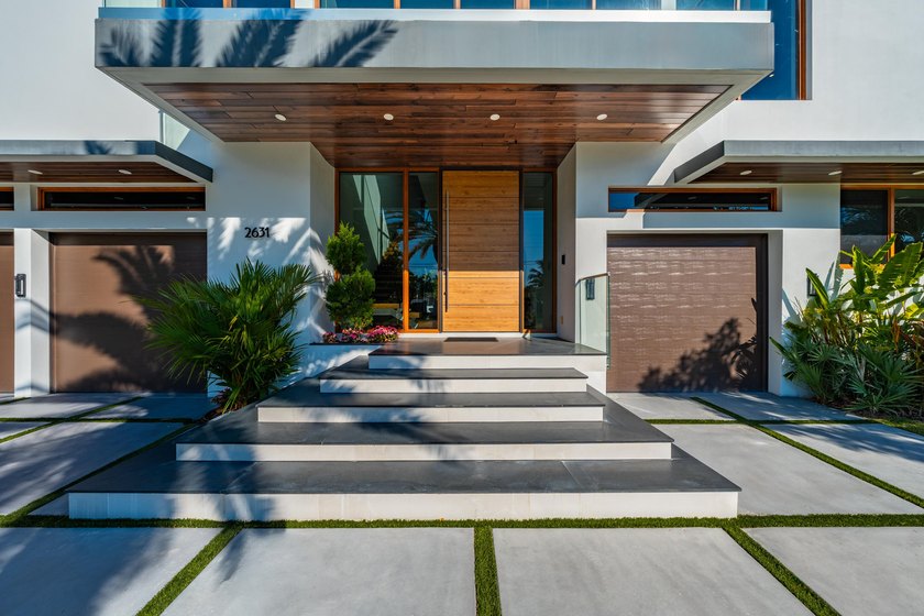 Experience unparalleled modern waterfront luxury in prestigious - photo 6