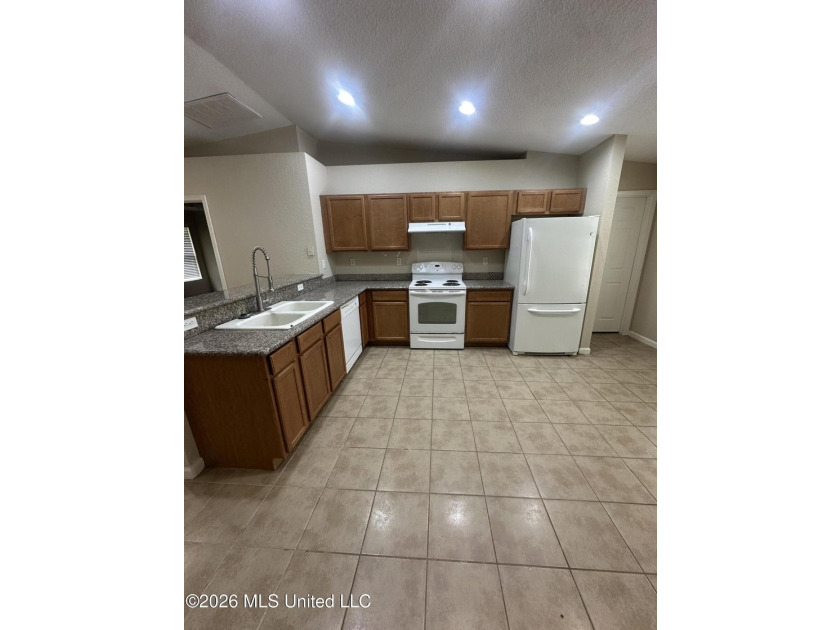 Move-In Ready 3 Bedroom, 2 Bath Home! Step into this recently - photo 4