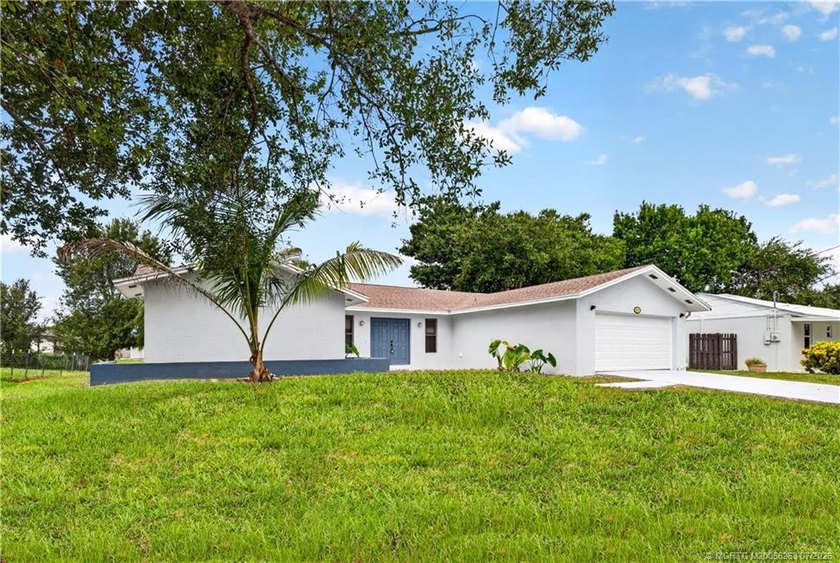 Welcome Home! Beautiful 3 Bedroom 2 Bath + large Den/Flex Space - photo 3
