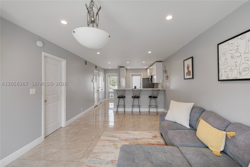 DISCOVER COASTAL LIVING IN THIS BRIGHT AND COZY 1 BED / 1.5 BATH - photo 3