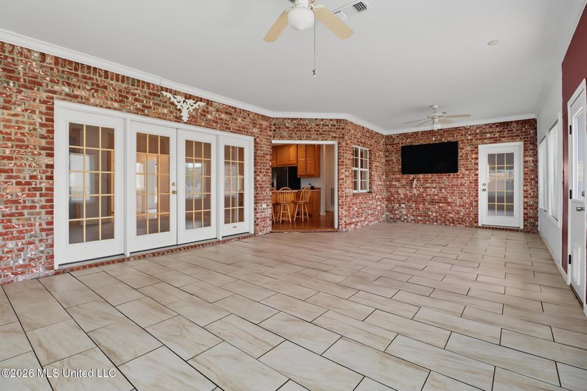 Spacious 4-bedroom, 2-bath home conveniently located between Hwy - photo 12