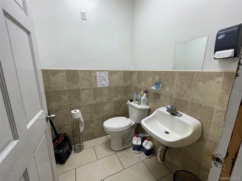 Prime Location! Across From Motor Vehicle Dept and JFK, 4,620 - photo 12