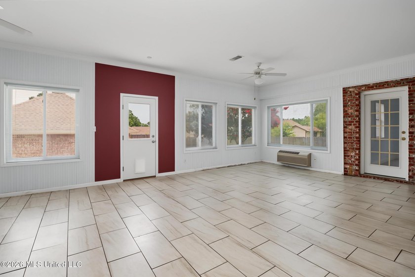 Spacious 4-bedroom, 2-bath home conveniently located between Hwy - photo 13