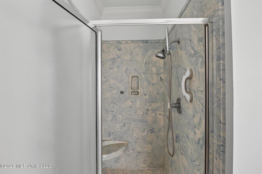 Spacious 4-bedroom, 2-bath home conveniently located between Hwy - photo 18