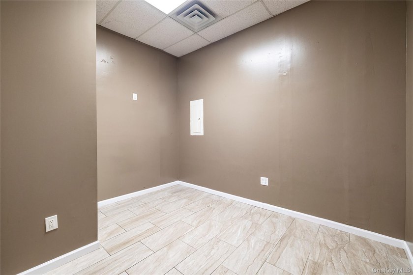 Prime Location! Across From Motor Vehicle Dept and JFK, 4,620 - photo 21