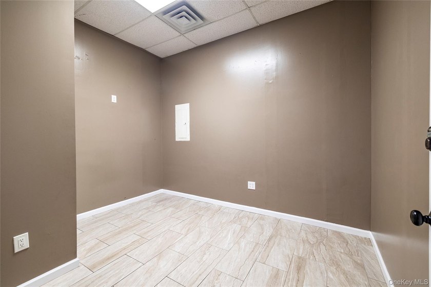 Prime Location! Across From Motor Vehicle Dept and JFK, 4,620 - photo 22