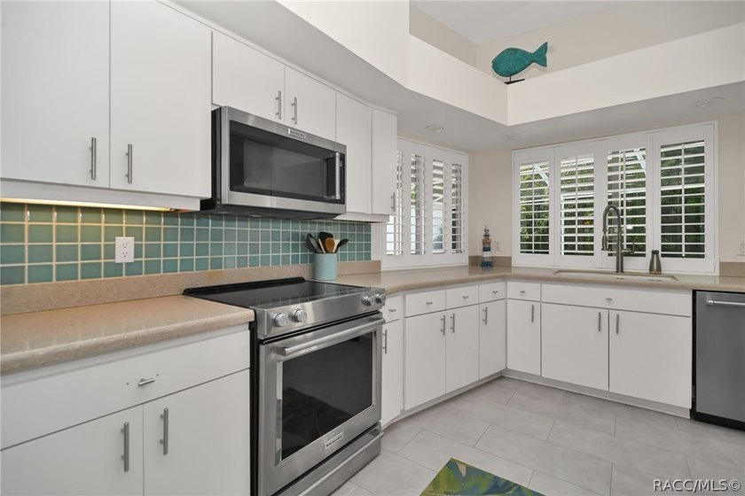 Welcome to this well-maintained 3 Bedroom, 2.5 Bath pool home - photo 8