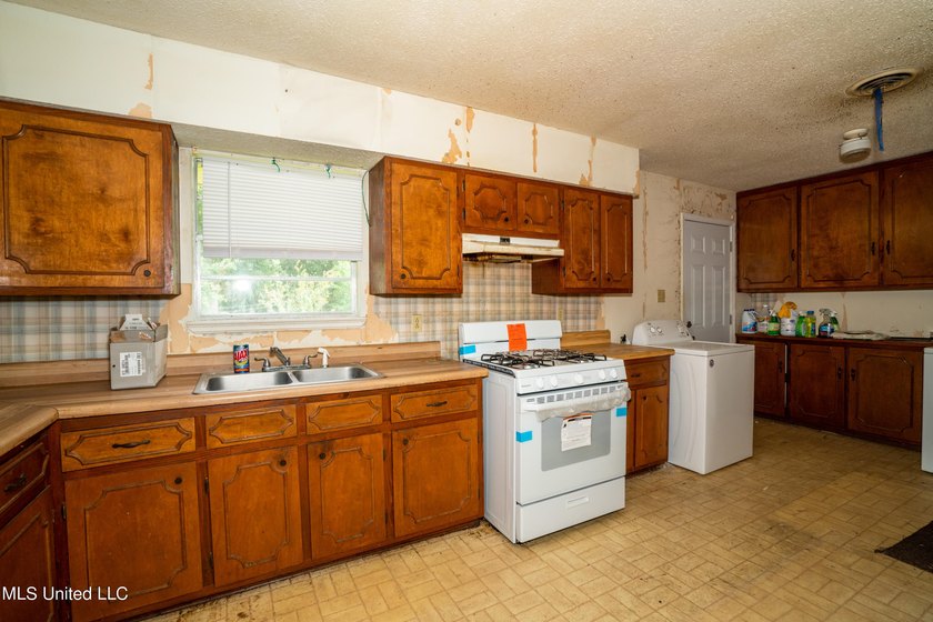 ALL OFFERS SUBJECT TO COURT APPROVAL. ALL UTILITIES ARE OFFe see - photo 7