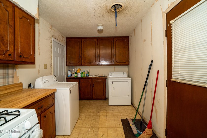 ALL OFFERS SUBJECT TO COURT APPROVAL. ALL UTILITIES ARE OFFe see - photo 8