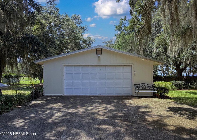 Beautiful retreat on the St. Johns River. Country setting that - photo 8