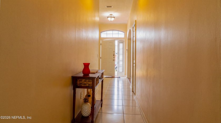 Welcome to this spacious, well-maintained home offering comfort - photo 3