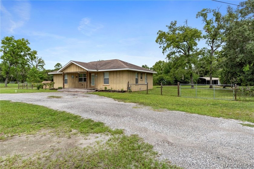 Welcome home to this charming 3-bedroom, 2-bath single-family - photo 4