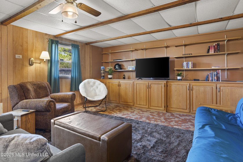 Great home with all new roof, water heater, and a/c. Well - photo 15