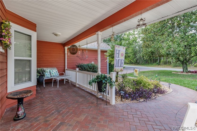 WELL APPOINTED AND BEAUTIFULLY MAINTAINED 3/2/2 POOL HOME on .32 - photo 4
