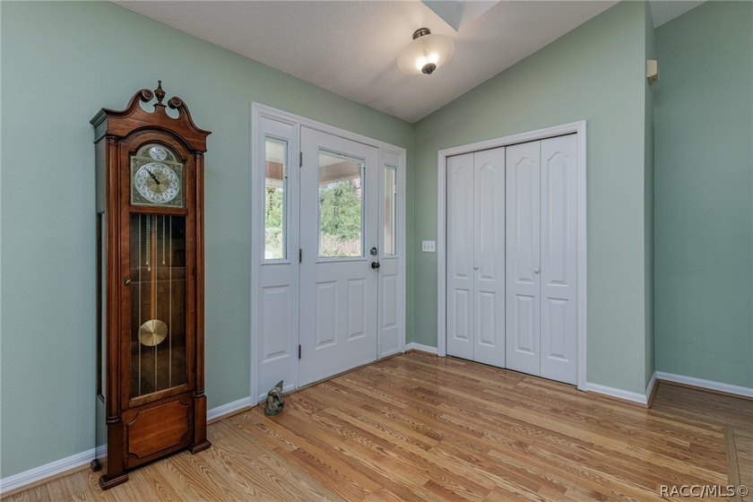 WELL APPOINTED AND BEAUTIFULLY MAINTAINED 3/2/2 POOL HOME on .32 - photo 6
