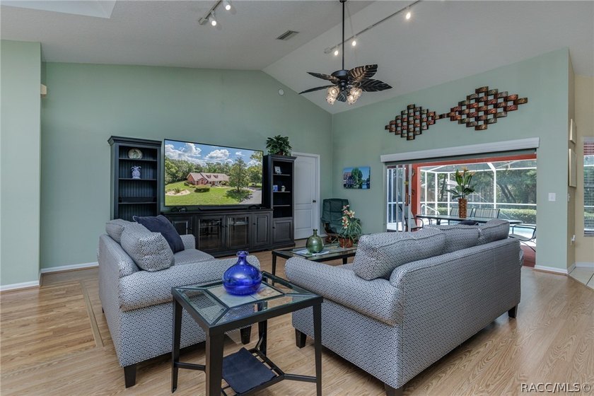 WELL APPOINTED AND BEAUTIFULLY MAINTAINED 3/2/2 POOL HOME on .32 - photo 7