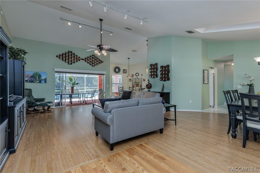 WELL APPOINTED AND BEAUTIFULLY MAINTAINED 3/2/2 POOL HOME on .32 - photo 8