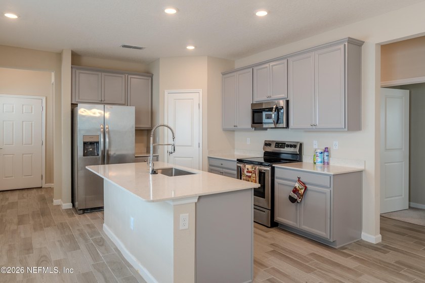 Like-New 2022 Home - Occupied Only Approximately 6 Months! This - photo 4