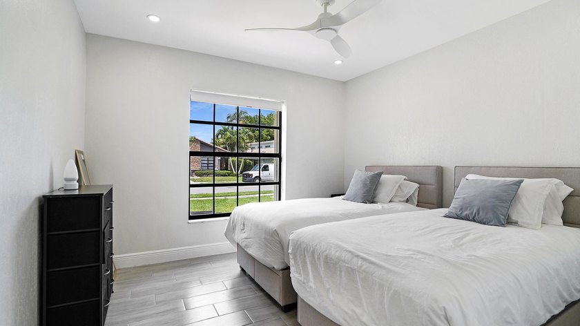 Stunning fully renovated 5-bedroom, 3-bathroom home in the - photo 11