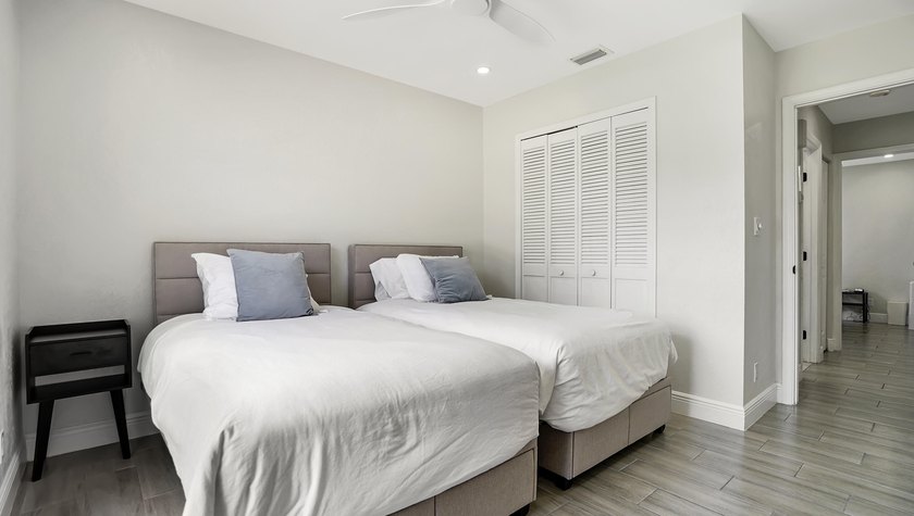 Stunning fully renovated 5-bedroom, 3-bathroom home in the - photo 12