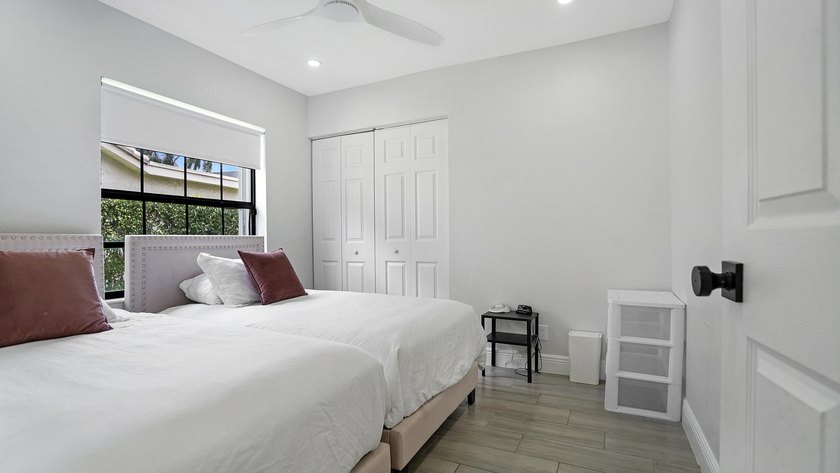 Stunning fully renovated 5-bedroom, 3-bathroom home in the - photo 13