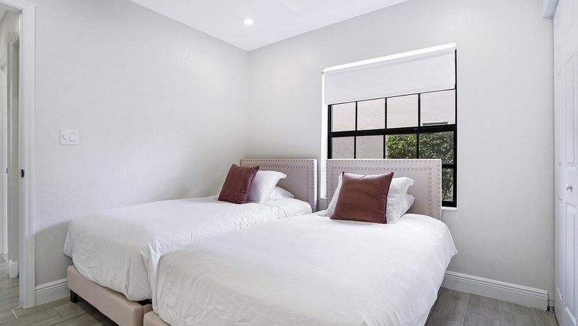 Stunning fully renovated 5-bedroom, 3-bathroom home in the - photo 14